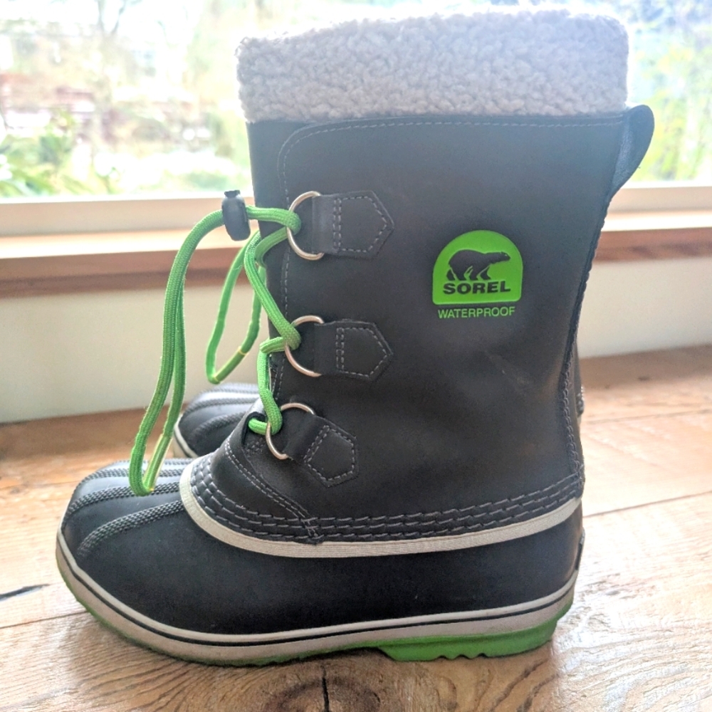 Sorel snow boots waterproof Boys size 4